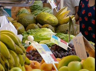 Frutas y verduras variadas expuestas en un mercado.  Imagen de sciencepics.org con licencia Creative Commons